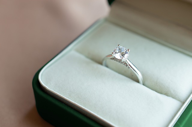 jewel-7389356_640 Two-Carat Diamond Ring: The Absolute Expression of Style and Luxury