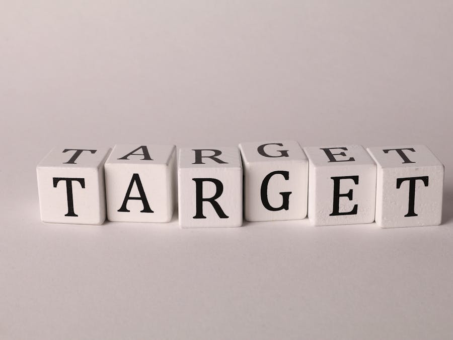 White cubes spelling 'TARGET' on a neutral background, ideal for business or marketing concepts.