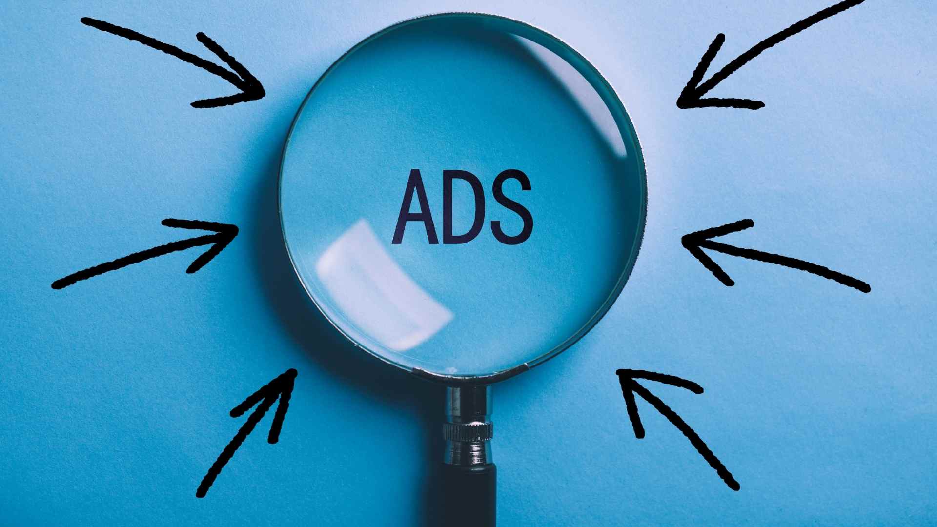 Magnifying glass highlighting online ads with arrows pointing toward the campaign